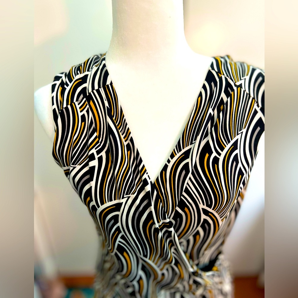 White House Black Market Abstract top size Medium